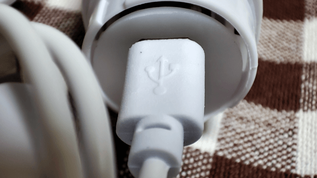 マイクロUSB TypeBを接続した電動歯ブラシ